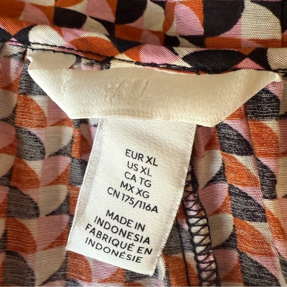 H&M Balloon-Sleeved Crêpe Mini Dress with a fun and colorful geometric pattern - Picture 7 of 8